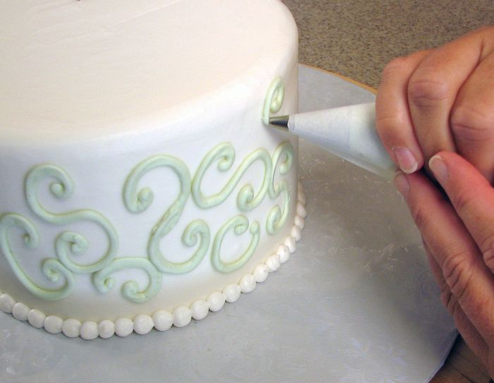 How to decorate with royal icing on cakes