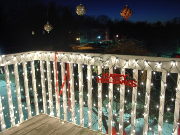 How to decorate an apartment balcony for christmas