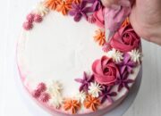 How to Decorate with Frosting on a Cake