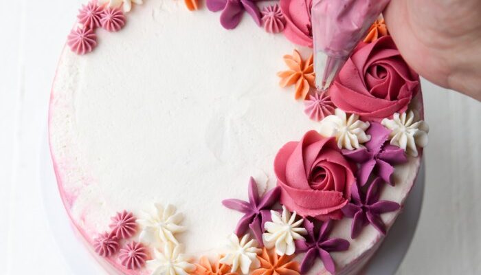 How to Decorate with Frosting on a Cake