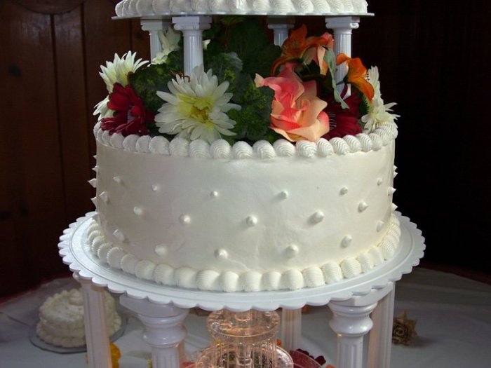 How to decorate your own wedding cake