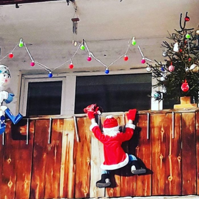 How to decorate an apartment balcony for christmas