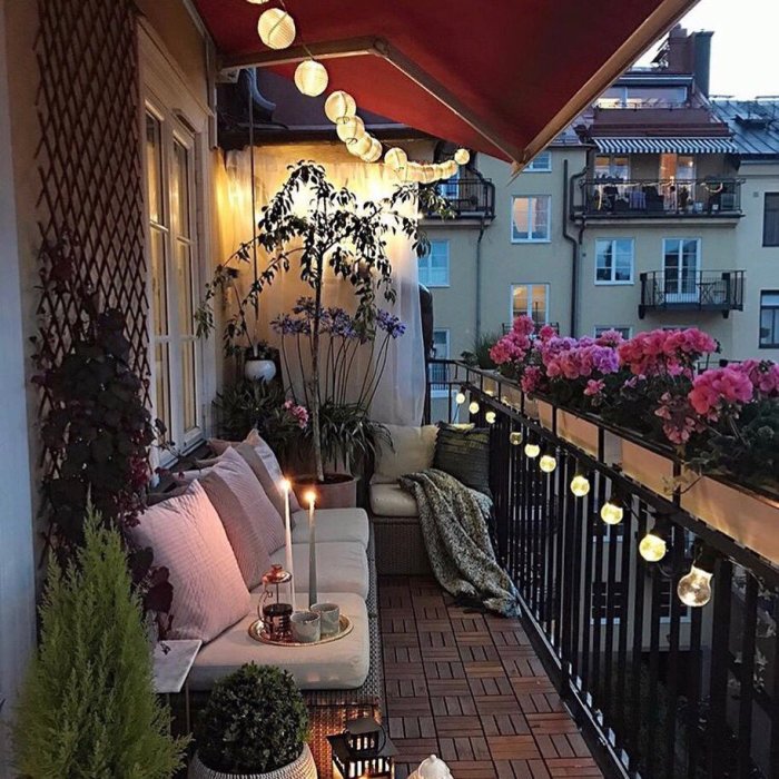 How to decorate an apartment balcony for christmas