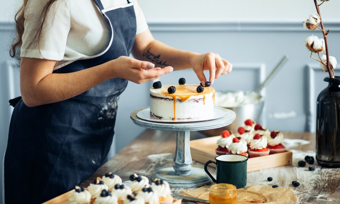 How to learn to decorate cakes