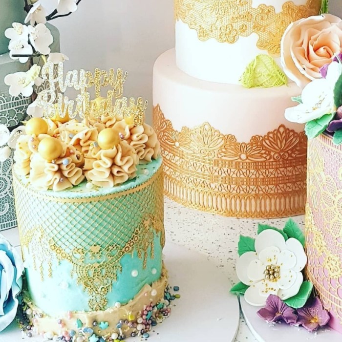 How to lace decorate a cake